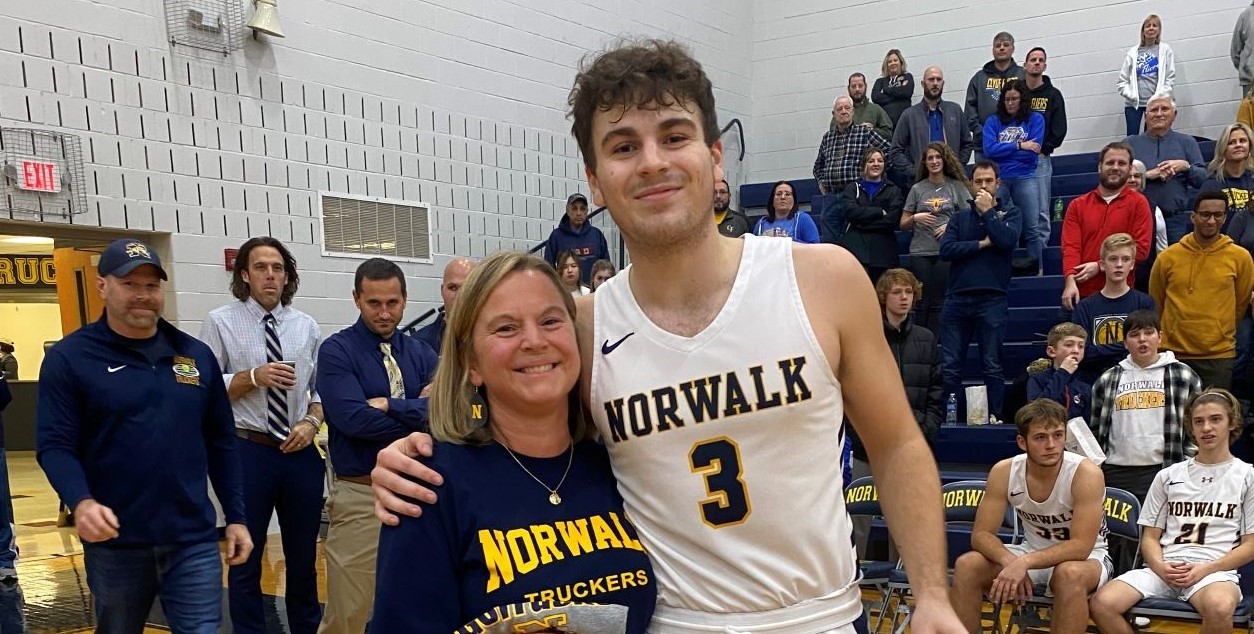 Boy&#39;s Basketball Recognize Staff